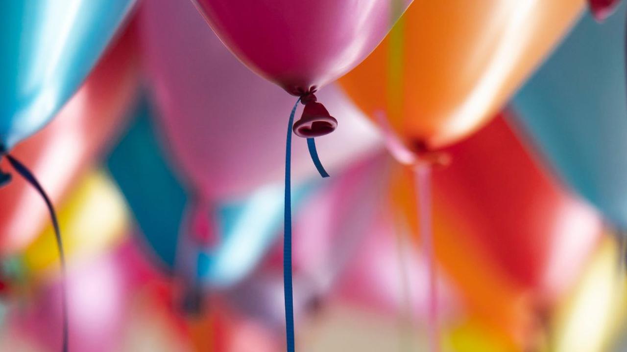 Ucapan selamat ulang tahun memiliki peran penting dalam menciptakan suasana hangat dan penuh kasih di hari istimewa tersebut. Ucapan yang tulus dan penuh cinta tidak hanya menjadi ungkapan kebahagiaan, tetapi juga merupakan cara untuk menyampaikan kasih s