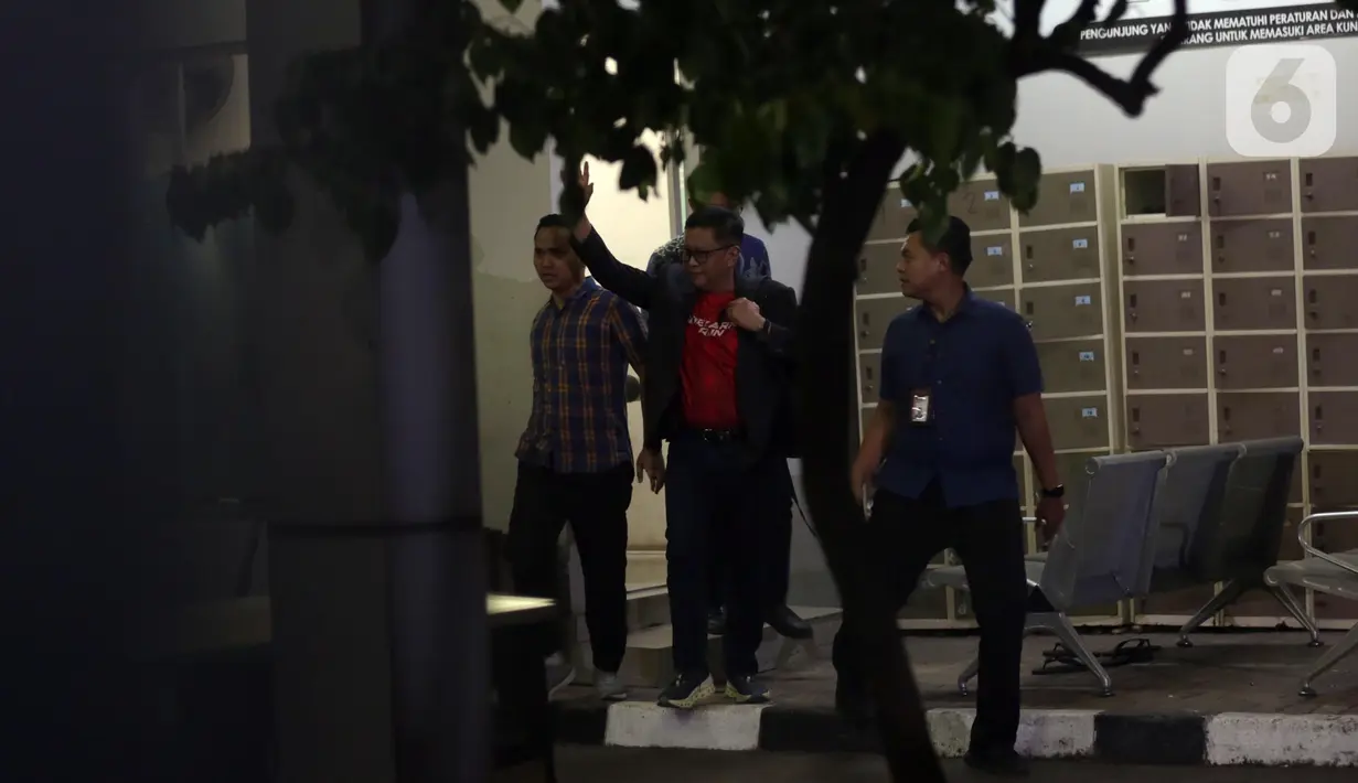 Terdakwa perkara suap terkait pengurusan Pergantian Antar Waktu (PAW) anggota Dewan Perwakilan Rakyat (DPR) periode 2019-2024, Hasto Kristiyanto yang juga Sekretaris Jenderal Partai Demokrasi Indonesia Perjuangan (PDIP) resmi bebas dari Rumah Tahanan (Rutan) Komisi Pemberantasan Korupsi (KPK), Jakarta, Jumat (1/8/2025). (Liputan6.com/Helmi Fithriansyah)