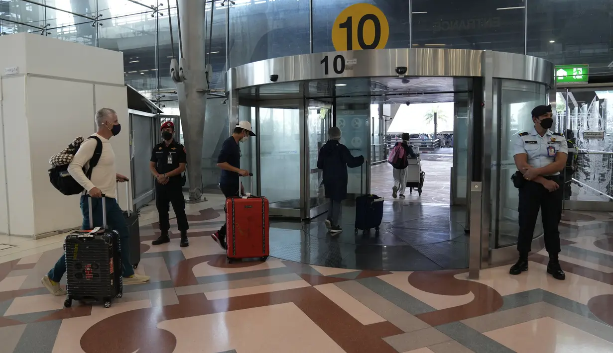Turis berjalan pergi setelah tiba di Bandara Internasional Suvarnabhumi di Bangkok, Thailand, Senin (1/11/2021). Thailand mulai Senin ini telah dibuka kembali untuk wisatawan mancanegara yang divaksinasi penuh tanpa perlu menjalani proses karantina Covid-19. (AP Photo/Sakchai Lalit)