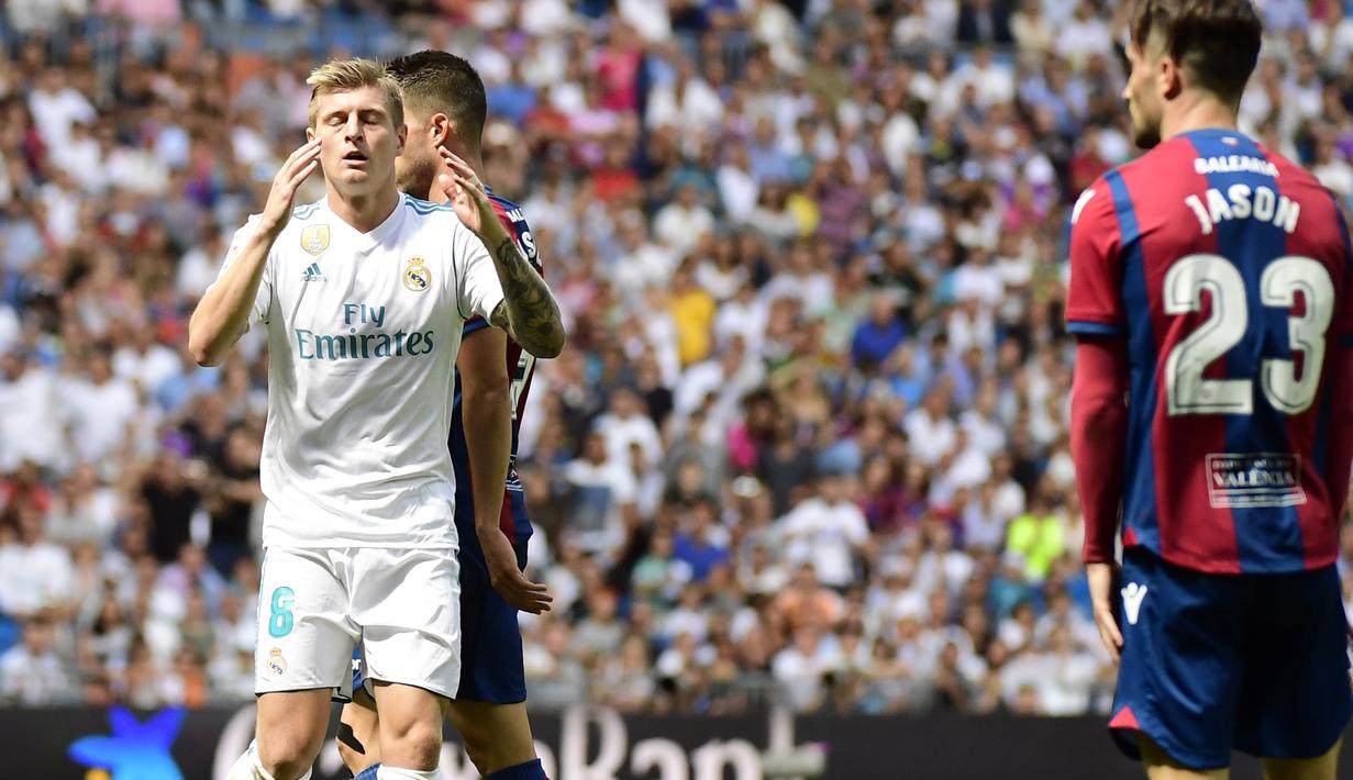 Ekspresi pemain Real Madrid, Toni Kroos setelah gagal mencetak gol pada lanjutan La Liga di Santiago Bernabeu stadium, Madrid (9/9/2017). Madrid bermain imbang 1-1. (AFP/Pierre-Philippe Marcou)