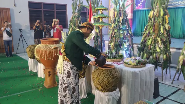 Prosesi budaya Tirta Pusaka “Tetesing Suci Wiyosaning Leluhur” di Desa Tumpangkrasak Kudus saat malam satu Suro.(Liputan6.com/arief pramono)