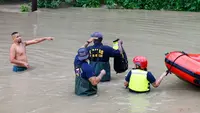 Petugas pemadam kebakaran dan rescue tengah bekerja keras melakukan evakuasi terhadap korban banjir di Dallas, Amerika Serikat, Jumat (19/6/2026) waktu setempat. (Elías Valverde II /The Dallas Morning News via AP)