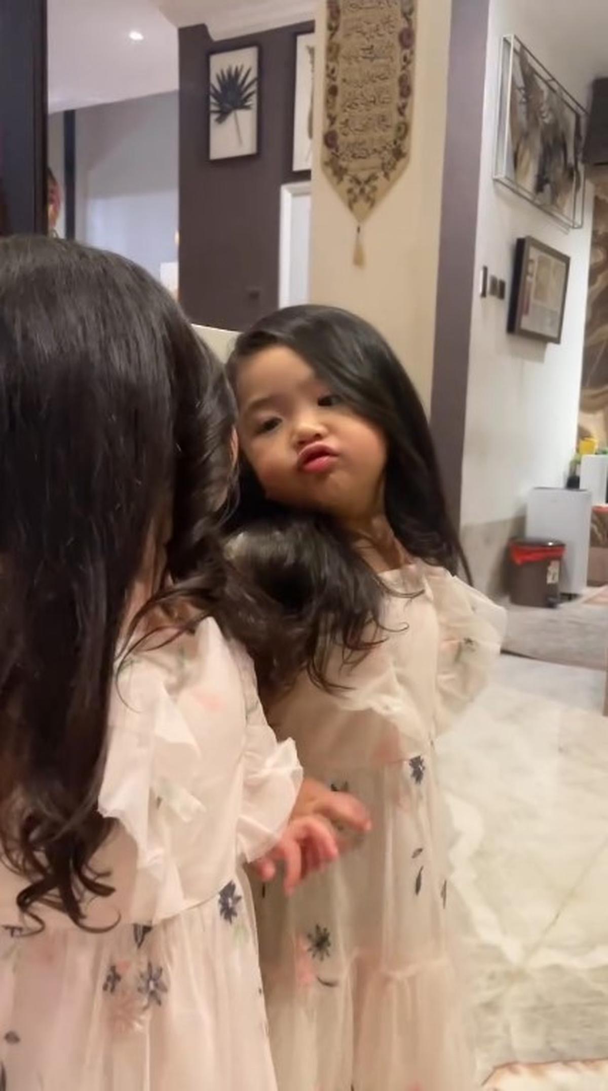 Lucunya Xarena Anak Siti Badriah dengan Rambut Lurus, bak Barbie Hidup