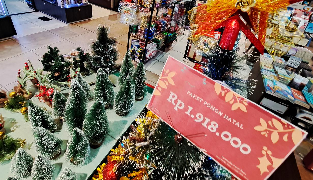 Paket pohon Natal dijual di salah satu toko di Pasar Baru, Jakarta, Selasa (13/12/2022). Dua pekan jelang perayaan Natal, penjualan pernak-pernik mulai terlihat di sejumlah toko di Jakarta, diskon bahkan diberikan untuk menarik perhatian pembeli seperti yang dilakukan toko di kawasan Pasar Baru ini. (Liputan6.com/Johan Tallo)