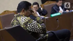 Terdakwa penerima gratifikasi terkait kerjasama jasa pelayaran, Bowo Sidik Pangarso menyimak pembacaan amar putusan saat sidang di Pengadilan Tipikor Jakarta, Rabu (4/12/2019). Bowo divonis 5 tahun penjara dan denda Rp 250 juta subsider 4 bulan kurungan. (Liputan6.com/Helmi Fithriansyah)