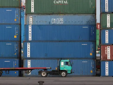 Pekerja melakukan aktivitas bongkar muat di Pelabuhan JICT, Tanjung Priok, Jakarta, Selasa (25/10). Pemerintah melalui Bea Cukai telah menerapkan kebijakan Indonesia Single Risk Management (ISRM). (Liputan6.com/Immaniel Antonius)