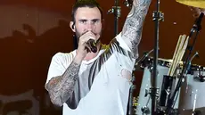Ingin menemani istri saat melahirkan anak pertama, Adam terpaksa merombak jadwal konsernya bersama Maroon 5 yang terjadwal pada senin (19/9). Pasalnya, jadwal kelahiran anak pertamanya bertepatan di hari konser Maroon 5 digelar. (AFP/Bintang.com)