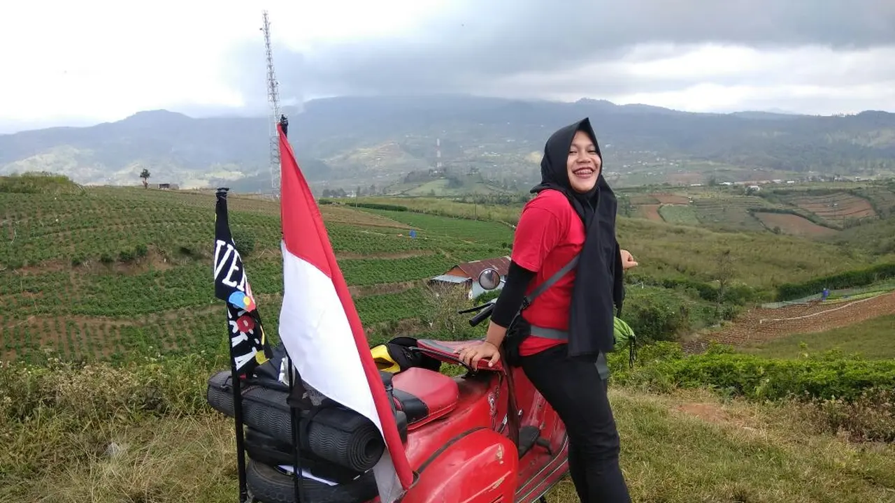 Wanita Muda Ini Jelajah Jakarta-Papua Sendirian dengan Vespa Tua