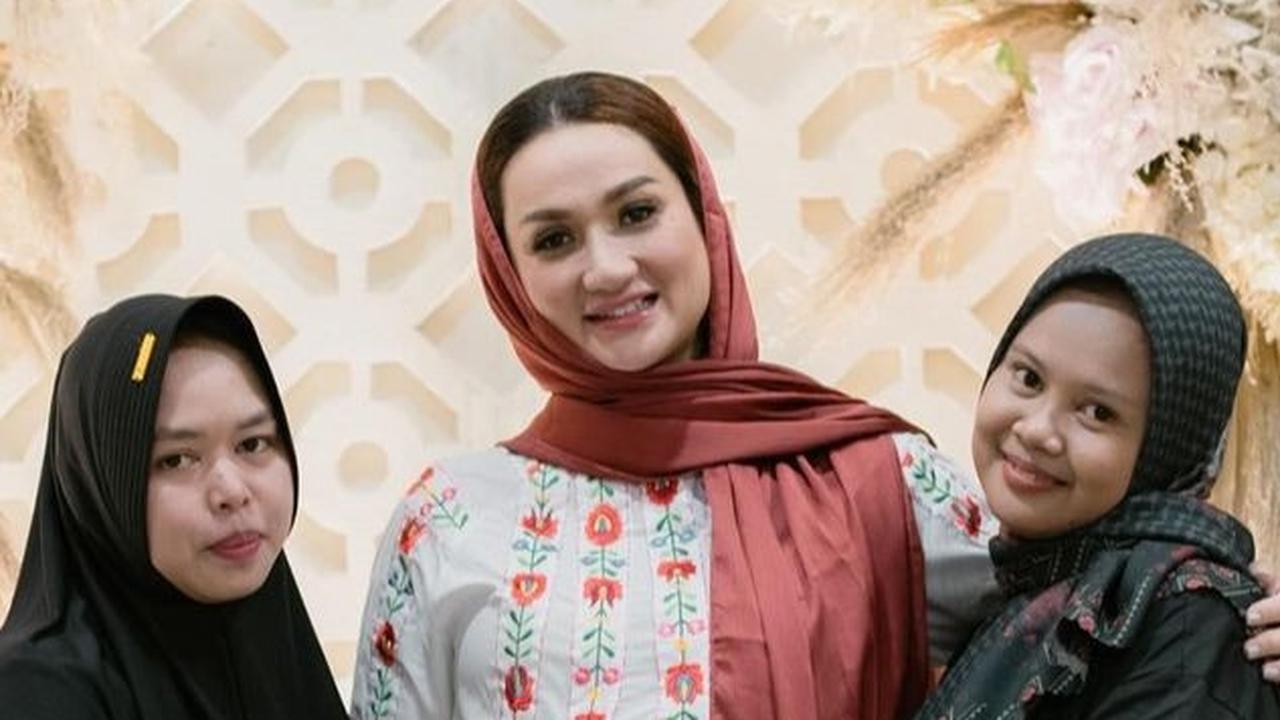 Meskipun Andrew Andika tidak hadir, kebahagiaan Tengku Dewi tidak berkurang karena ia dikelilingi oleh sahabat-sahabat dan keluarga yang selalu mendukungnya.<br>