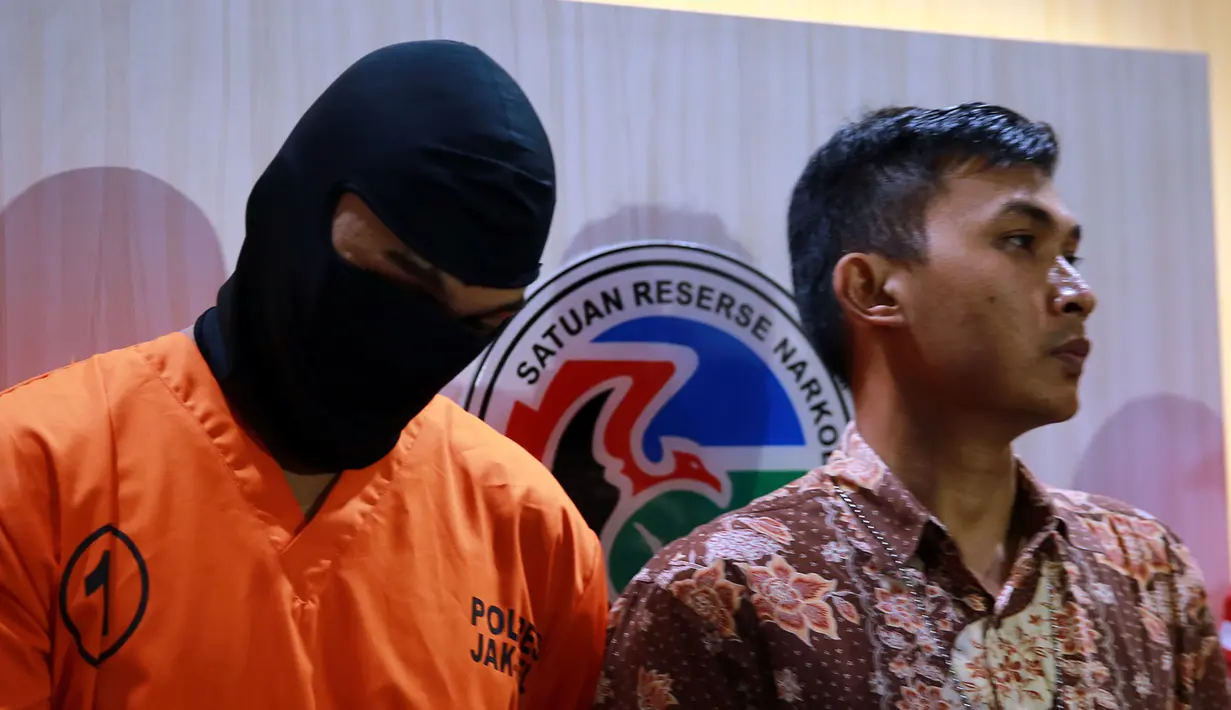Aktor dalam film Serigala Terakhir, Restu Sinaga ditangkap Jajaran Satuan Tugas Narkoba Polres Metro Jakarta Selatan pada Jumat (3/6/2016) dini hari. (Deki Prayoga/Bintang.com)