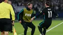 Penyerang Real Madrid, Gareth Bale menghampiri rekannya Sergio Ramos usai mencetak gol ke gawang Al Jazira di semifinal Piala Dunia Antarklub di Syekh Zayed Sports City Stadium, (14/12). Los Blancos menang dengan skor 2-1. (AP Photo/Hassan Ammar)