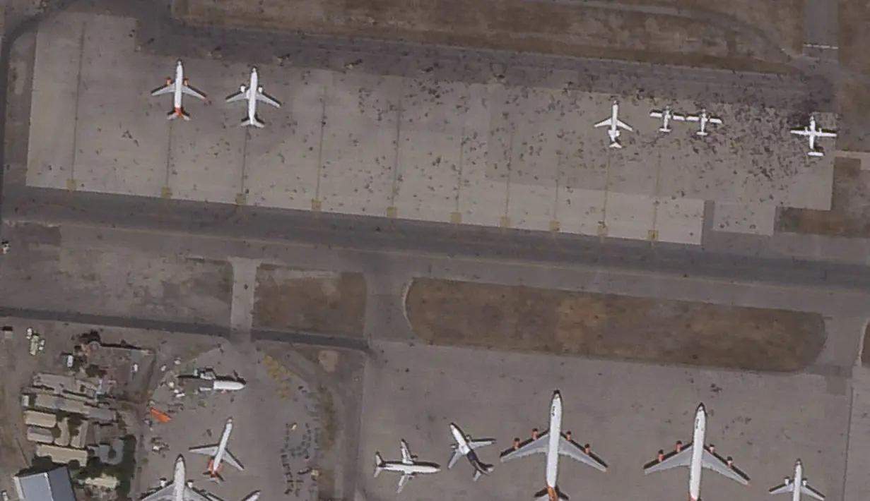 Foto satelit dari Maxar Technologies ini menunjukkan ribuan orang di landasan di Bandara Internasional Kabul, juga dikenal sebagai Bandara Internasional Hamid Karzai, Senin 16 Agustus 2021. (Satellite image ©2021 Maxar Technologies via AP)