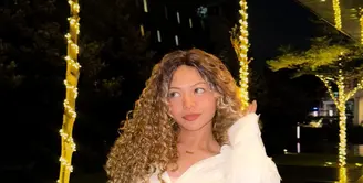 Amel Carla mencuri perhatian dengan tampilan terbarunya. [@amelcarla].