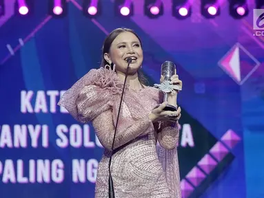 Penyanyi Rossa memberikan pidato kemenangan setelah menerima penghargaan dalam ajang musik SCTV Music Awards 2019 di Studio 6 Emtek City, Jakarta, Jumat (26/4). Rossa menyabet piala penghargaan penyanyi solo wanita paling ngetop SCTV Music Awards 2019. (Fimela.com/Bambang E. Ros)