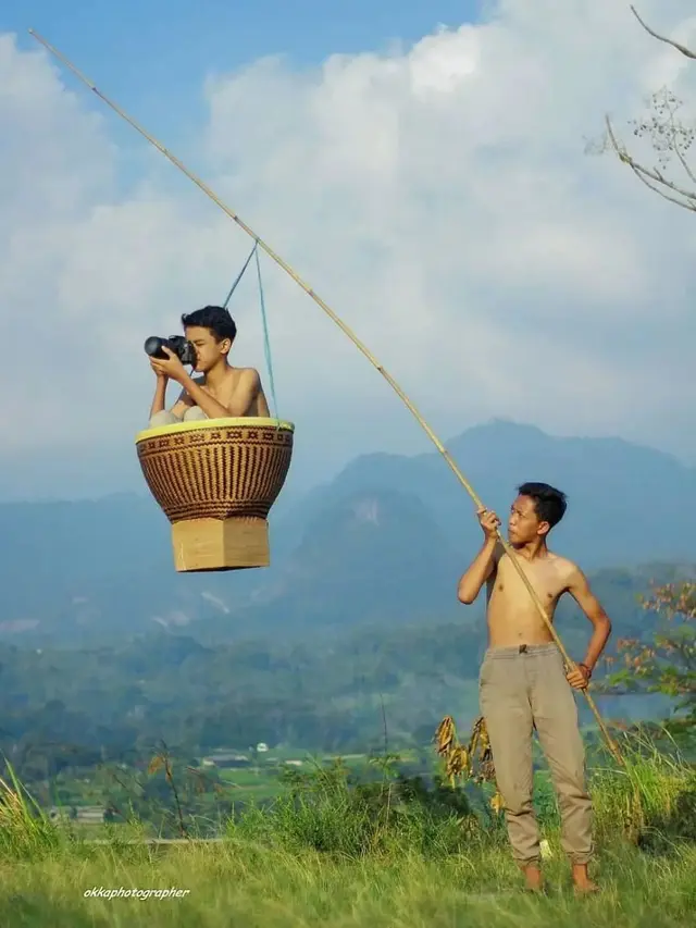 6 Editan Foto 2 Sahabat Pegang Kamera Ini Nyeleneh, Kocak