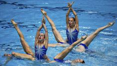 Tim renang indah putri Rusia beraksi di nomor team free final renang indah Kejuaraan Dunia Akuatik 2015 di Kazan, Rusia. (31/7/2015). (Reuters/Michael Dalder)