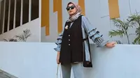 6 Potret Gaya Hijab Nabila Hatifa, Dari Luaran Hitam sampai Kemeja Putih