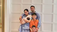 Keluarga Raffi Ahmad dan Nagita Slavina bersama bayi Lily. (Instagram.com/@raffinagita1717)