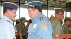 Citizen6, Jakarta: Beberapa pejabat teras Mabes TNI dan Angkatan memberikan ucapan selamat kepada Marsdya TNI Daryatmo atas jabatannya sebagai Kasum TNI yang baru di Mabes TNI Cilangkap, Jakarta Timur. (Pengirim: Badarudin Bakri).