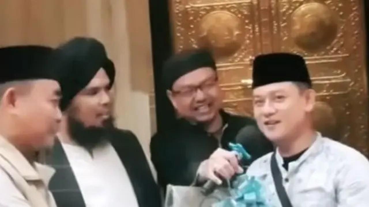 Ternyata Begini Proses Chef Bobon Santoso Jadi Mualaf yang Dibimbing Ustaz Derry Sulaiman