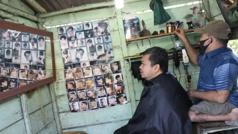 Bupati Tapanuli Selatan Cukur Rambut di Tukang Pangkas Disabilitas