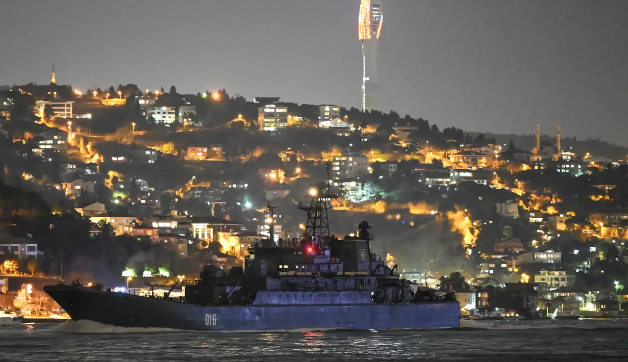 Salah satu dari tiga kapal angkatan laut Rusia, kapal pendarat besar kelas Ropucha "Georgy Pobedonosets" berlayar melalui Selat Bosphorus dalam perjalanan ke Laut Hitam melewati kota Istanbul (9/2/2022). (AFP/Ozan Kose)