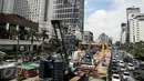 Suasana sepi pembangunan Stasiun Mass Rapid Transit (MRT) Jakarta di Kawasan Bundaran Hotel Indonesia, Jakarta Pusat, Kamis (31/12). Jelang pergantian malam tahun baru 2016, pengerjaan proyek MRT dihentikan sementara waktu. (Liputan6.com/Faizal Fanani)