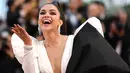 Aktris Bollywood, Deepika Padukone berpose ketika tiba untuk pemutaran film "Rocketman" di karpet merah Festival Film Cannes 2019 di Prancis, Kamis (16/5/2019). Melengkapi tampilan mewahnya, Deepika mengenakan anting-anting, cincin dan gelang berlian dari Lorraine Schwartz. (LOIC VENANCE / AFP)