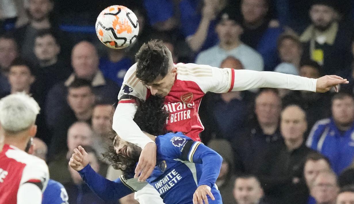 Pemain Arsenal, Kai Havertz, duel udara dengan pemain Chelsea, Marc Cucurella, pada lanjutan Liga Inggris, Sabtu (21/10/2023). Derby London ini berakhir dengan skor imbang 2-2. (AP Photo/Frank Augstein)
