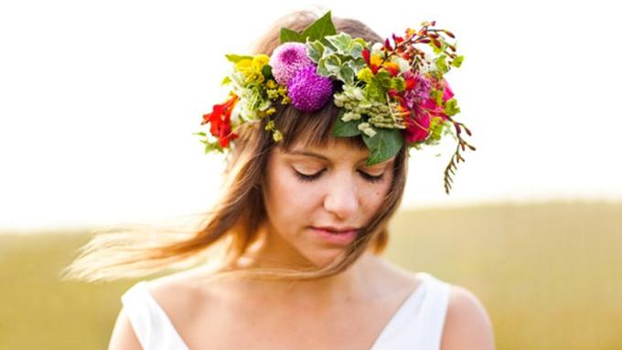 10 Cara Ngehits Pakai Aksesoris Bunga di Kepala  di  Hari 