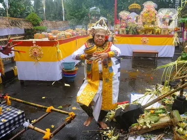Umat Hindu saat kegiatan prosesi Tawur Agung Kesanga di Pura Cinere, Jakarta selatan, Minggu (10/3/2024). (merdeka.com/Arie Basuki)
