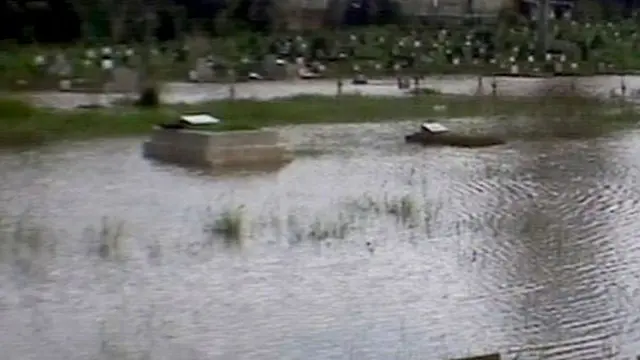 [VIDEO] Terendam, Air di Liang Lahat Disedot Sebelum Pemakaman
