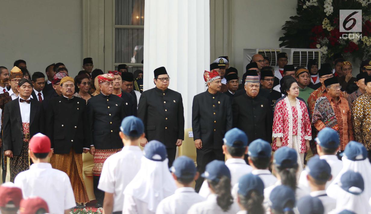 Sejumlah menteri kabinet dan pejabat tinggi negara mengenakan pakaian adat saat mengikuti upacara Hari Lahir Pancasila di gedung Pancasila, Jakarta, Kamis (1/6). (Liputan6.com/Angga Yuniar)