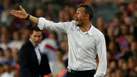 Pelatih Barcelona, Luis Enrique, memberikan arahan kepada anak asuhnya saat laga melawan Alaves. Kekalahan ini merupakan yang pertama bagi Barca pada musim ini. (Reuters/Albert Gea)