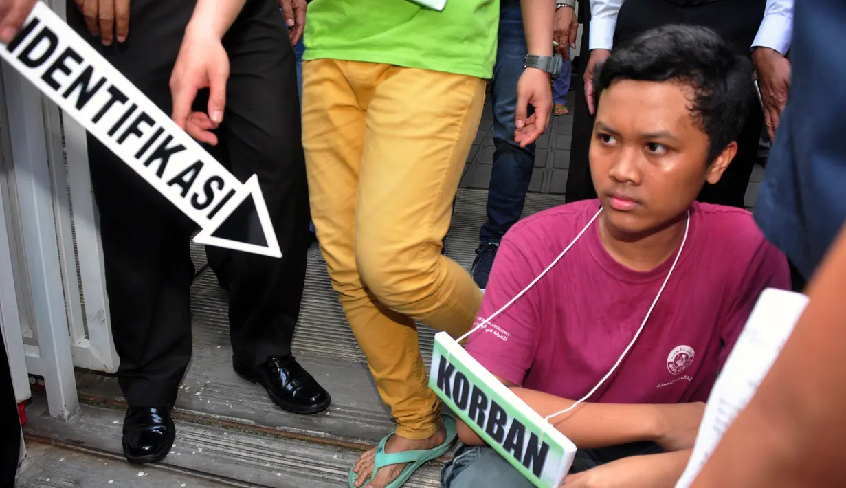 Saksi dan korban memeragakan adegan sesuai dengan BAP dikediaman Saipul. (Adrian Putra/Bintang.com)
