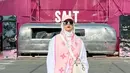 Liburan di Dubai, Tasyi tampil playful dengan padu padan kemeja putih, cutbray pants fuschia, dan syal Louis Vuitton. Ia melengkapi gayanya dengan tas Dior. [Foto: IG/tasyiiathasyia].
