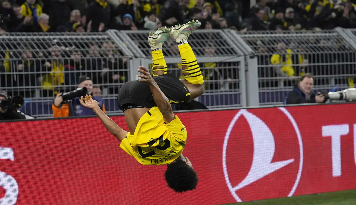 Selebrasi pemain Borussia Dortmund, Karim Adeyemi setelah mencetak gol ke gawang Chelsea dalam laga leg pertama babak 16 besar Liga Champions 2022/2023 di Signal Iduna Park, Dortmund, Kamis (16/2/2023) dini hari WIB. (AP Photo/Martin Meissner)