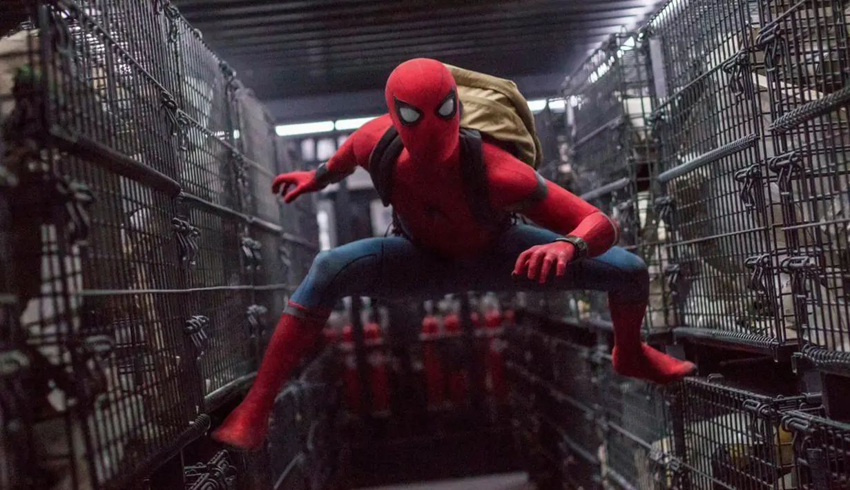 Aksi Tom Holland saat memerankan karakter Spiderman di film `Spider-Man: Homecoming.`. Film ini  dijadwalkan akan dirilis pada 7 Juli 2017 di AS. Sekuel film direncanakan akan dirilis pada 5 Juli 2019. (Chuck Zlotnick/Columbia Pictures-Sony via AP)