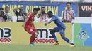 Striker Persib, Ezechiel N'Douassel, berusaha melewati pemain Semen Padang pada laga Liga 1 Indonesia di Stadion Si Jalak Harupat, Bandung, Sabtu, (9/9/2017). Persib ditahan imbang 2-2 oleh Semen Padang. (Bola.com/M Iqbal Ichsan)