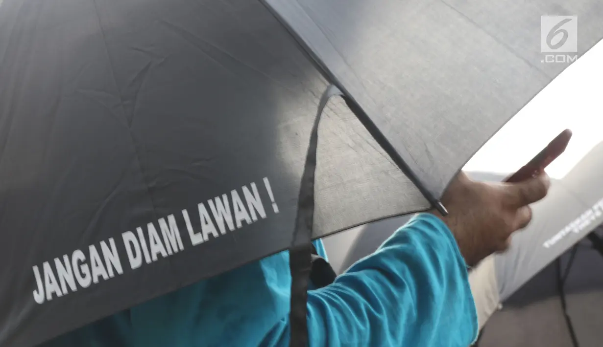 Aktivis saat aksi Kamisan di depan Istana Merdeka, Jakarta, Kamis (13/12). Mereka meminta pemerintah segera menyelesaikan kasus-kasus pelanggaran HAM di Indonesia. (Liputan6.com/Helmi Fithriansyah)