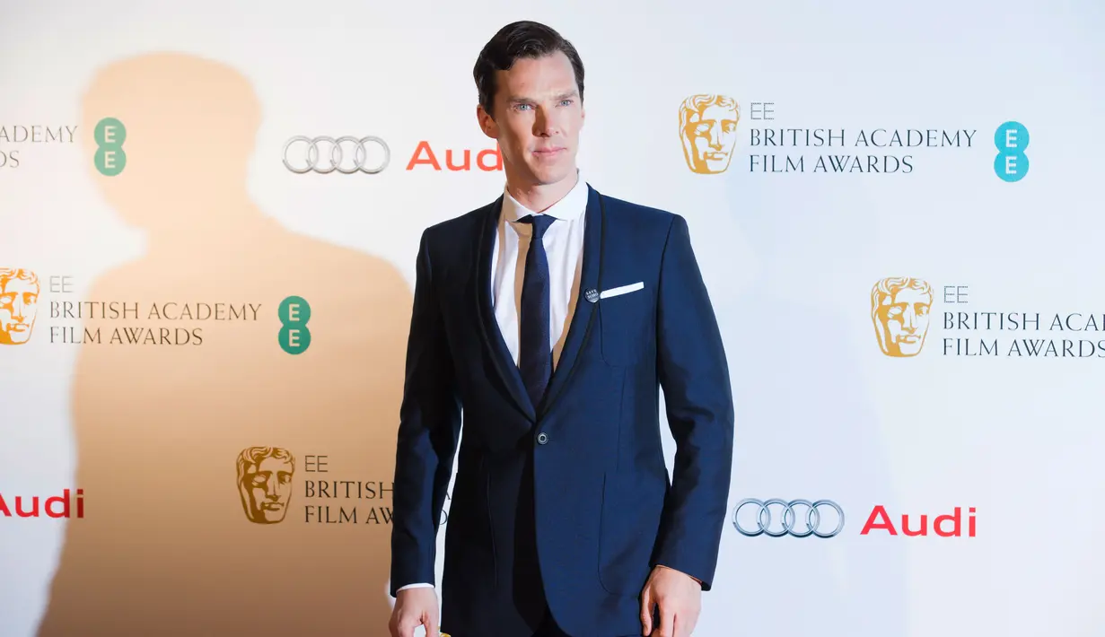 Benedict Cumberbatch merupakan penggemar Star Wars, J.J Abrams (sutradara Star Wars) juga penggemar Benedict Cumberbatch. Sang aktor mendatangi lokasi syuting Star Wars, saat yang tepat bukan? Bahkan Harrison Ford juga fans dari Cumberbatch. (Bintang/EPA)