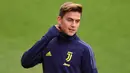 Pemain Juventus, Paulo Dybala, tampak rileks saat latihan di Turin, Senin (2/10/2018). Latihan ini merupakan persiapan jelang laga Liga Champions melawan Young Boys. (AFP/Marco Bertorello)