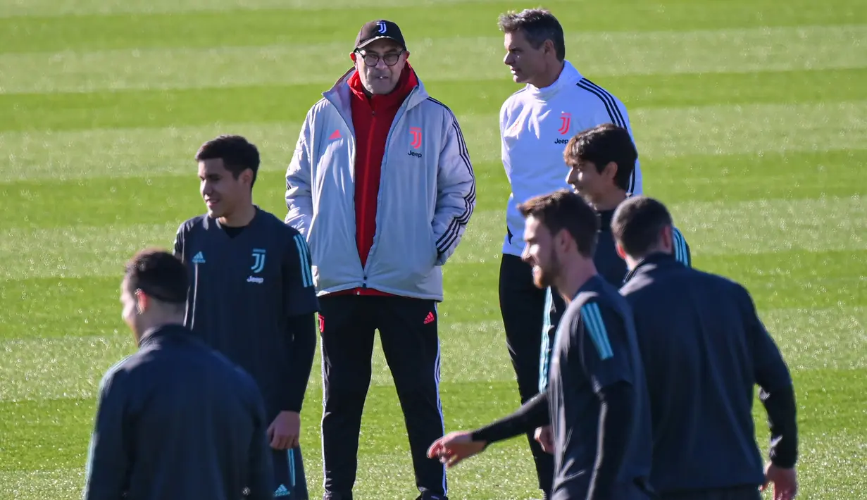 Pelatih Juventus, Maurizio Sarri (belakang kiri) melihat para pemainnya berlatih selama sesi latihan tim di Turin, Italia (10/12/2019). Juventus akan bertanding melawan wakil Jerman, Bayern Leverkusen pada Grup D Liga Champions di BayArena. (AFP/Marco Bertorello)