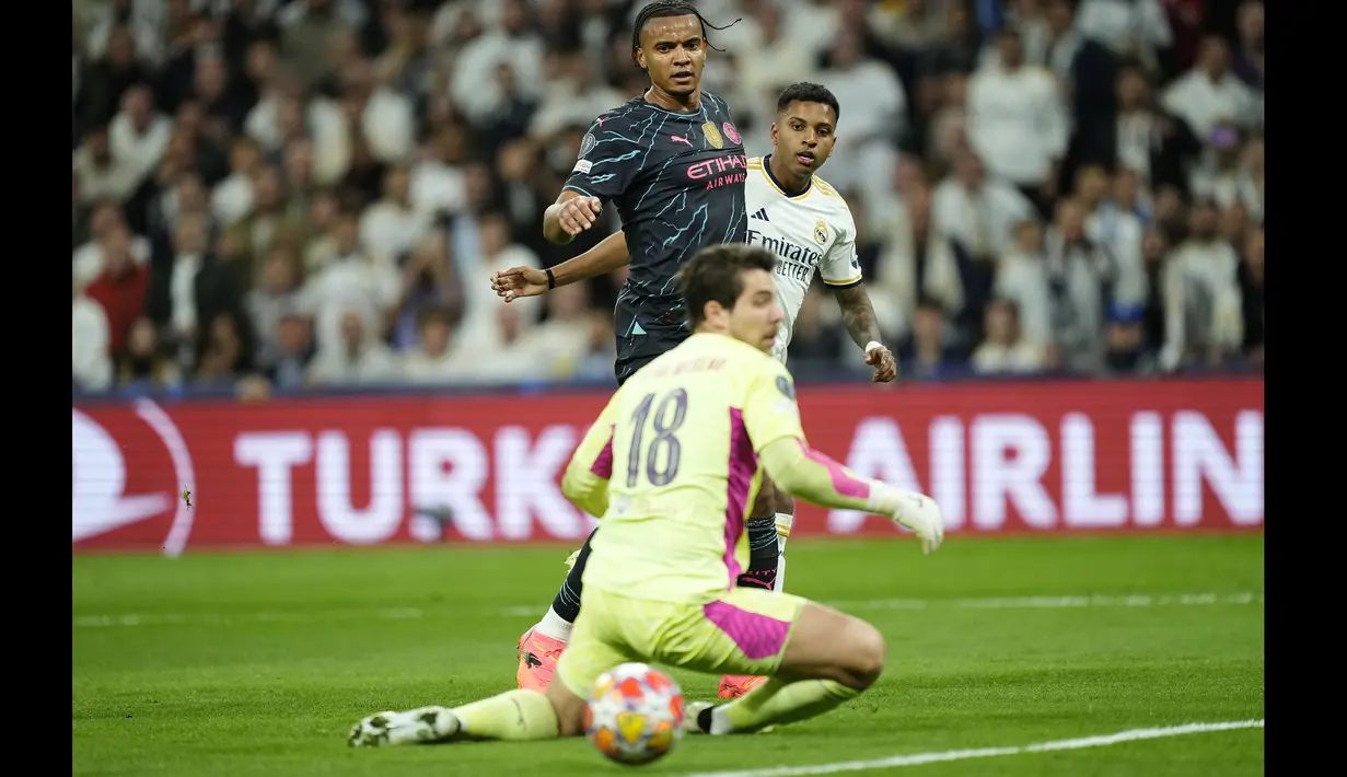 Striker Real Madrid, Rodrygo (kanan) mencetak gol kedua timnya ke gawang Manchester City pada laga leg pertama babak perempatfinal Liga Champions 2023/2024 di Santiago Bernabeu Stadium, Selasa (9/4/2024) malam. (AP Photo/Manu Fernandez)