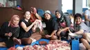 Pencacahan daging kurban ini sudah menjadi rutinitas Ayu dari tahun ke tahun setiap Hari Raya Idul Adha. (Foto: Instagram/ ayutingting92)