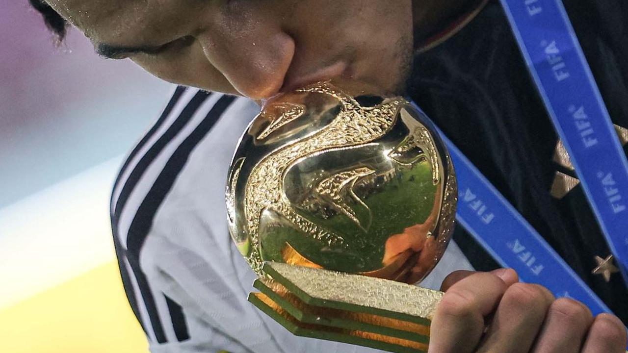 Gelaran Piala Dunia U 17 2023 di Indonesia resmi berakhir dengan Jerman keluar sebagai juara. Lantas, siapa saja peraih penghargaan individual dalam ajang sepak bola akbar tingkat junior ini? Simak selangkapnya!