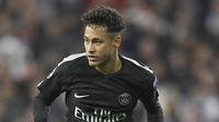 6. Neymar JR - Embraer Legacy 450 Value seharga 15,25 Juta Dolar menjadi saksi skandal percintaan Neymar. Saat itu pesawat jet tersebut memiliki andil menjemput pacar Neymar saat itu Soraya Vucelic ke Ibiza, Spanyol. (AFP/Gabriel Bouys)