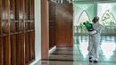 Petugas melakukan Penyemprotan Disinfektan di Masjid Baiturrahman Kompleks Parlemen, Senayan, Jakarta, Kamis (22/10/2020). Sekjen DPR Indra Iskandar menjelaskan penutupan dilakukan untuk sterilisasi dan Penyemprotan disinfektan demi mencegah penyebaran COVID-19. (Liputan6.com/Johan Tallo)
