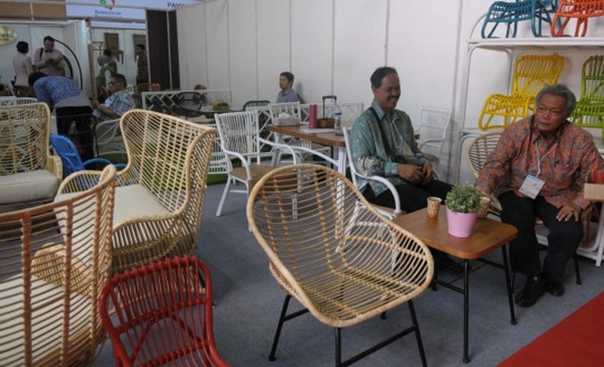Melihat produk-produk dalam negeri di Trade Expo Indonesia 2015