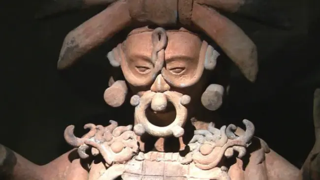 Patung ritual suku Maya di Amerika Tengah, lengkap dengan tampilan tindik. (Sumber Vimeo)